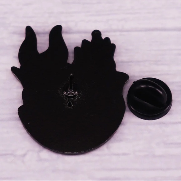 $4VILLAN PIN BROOCH. ENAMEL METAL. NEW. $4 IF BUNDLED - Picture 5 of 15